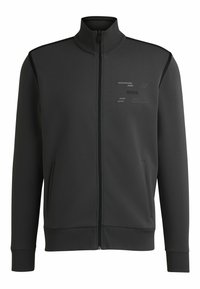 Svart zip-up jacka i slätt tyg, med sidofickor, hög krage och subtil BOSS-logotyp på bröstet med kontrasterande texturer.