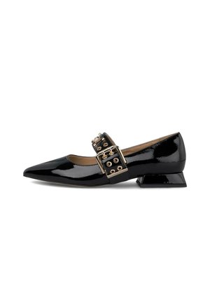 Schwarze Lackleder-Pumps mit spitzem Zeh, einem breiten Riemen mit goldfarbener Hardware und Nieten sowie einem Blockabsatz für zusätzlichen Halt.