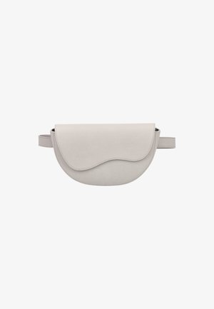 Geantă crossbody din piele gri deschis, cu un design cu clapetă curbată, textură netedă și curea reglabilă. Stil minimalist, fără accesorii vizibile.