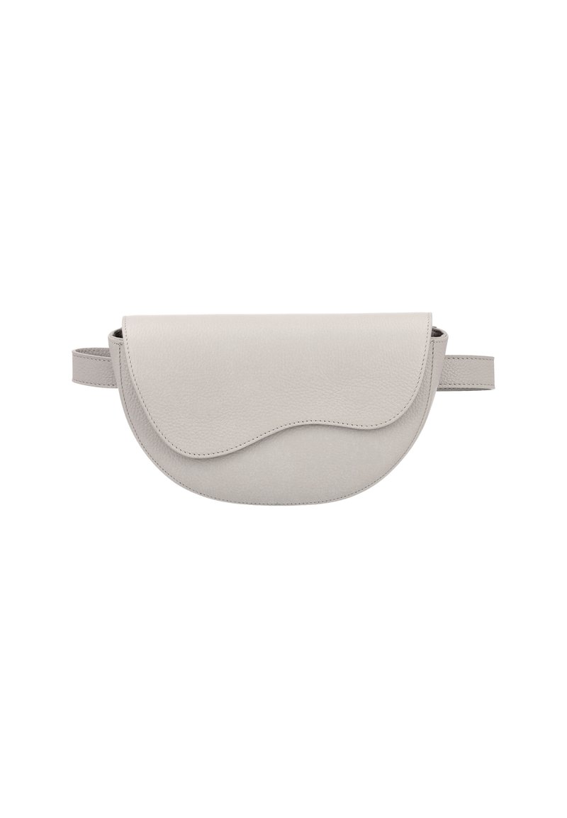 Geantă crossbody din piele gri deschis, cu un design cu clapetă curbată, textură netedă și curea reglabilă. Stil minimalist, fără accesorii vizibile.