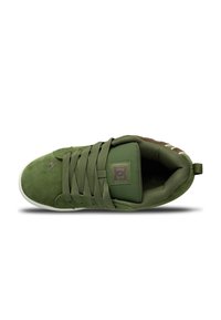 Sneaker verde in suede con lacci piatti, collo imbottito e dettaglio con logo. Presenta una linguetta testurizzata e suola in gomma bianca.