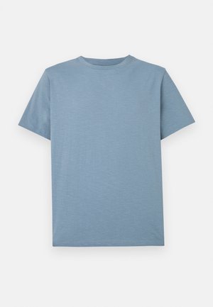 Hellblaues T-Shirt mit kurzen Ärmeln und Rundhalsausschnitt, einfarbig, flach auf weißem Hintergrund präsentiert.