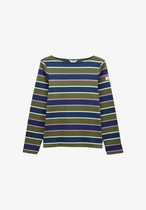 Pitkähihaisen paidan vaakasuorat raidat tummansinisessä, oliivinvihreässä, valkoisessa ja vaaleanpunaisessa, jossa on pyöreä kaula-aukko ja pieni logopaino hihassa.