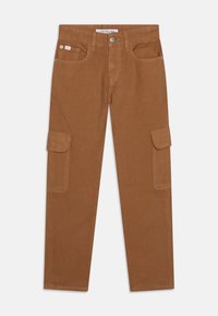 Pantalones cargo marrones con un diseño de pierna recta, dos bolsillos laterales y cierre de botón. Fabricados en un tejido de algodón duradero.