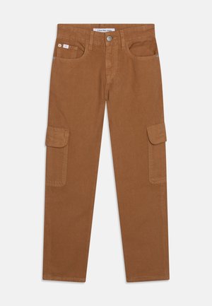 Pantalones cargo marrones con un diseño de pierna recta, dos bolsillos laterales y cierre de botón. Fabricados en un tejido de algodón duradero.