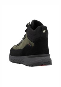 Bottes de randonnée pour hommes avec tige en suède noir et nylon vert, bout renforcé, semelle en caoutchouc et système de laçage ; arbore un logo au talon.