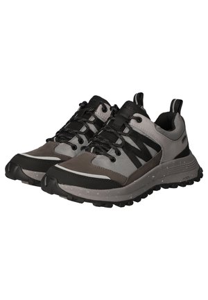 Zapatillas deportivas grises y negras con un upper texturizado, cierre de cordones y una suela resistente. Cuenta con una puntera reforzada y una lengüeta.