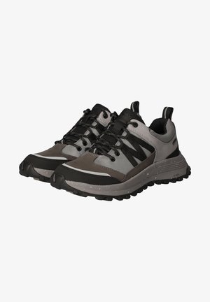 Zapatillas deportivas grises y negras con un upper texturizado, cierre de cordones y una suela resistente. Cuenta con una puntera reforzada y una lengüeta.