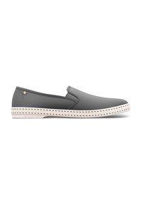 Chaussure grise à enfiler avec un dessus texturé, semelle en caoutchouc blanche et couture décorative. Design simple avec un petit logo en accent sur le côté.