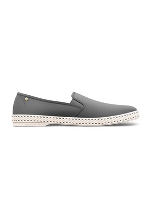 Chaussure grise à enfiler avec un dessus texturé, semelle en caoutchouc blanche et couture décorative. Design simple avec un petit logo en accent sur le côté.