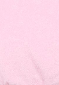 Tecido rosa claro com uma textura suave, apresentando uma superfície lisa e uniforme. Não há padrões visíveis ou detalhes em metal.