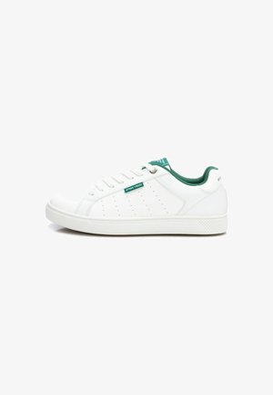 Zapatillas blancas con detalles en verde, parte superior de cuero suave, puntera redonda, lados perforados, diseño de cordones y suela de goma texturizada.