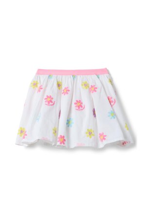 Witte rok met een roze tailleband, versierd met kleurrijke geborduurde bloemen in roze, geel, blauw en paars.