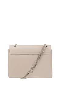 Borsa in pelle beige con pattina pieghevole, tracolla in catena e superficie testurizzata. Caratterizzata da una chiusura magnetica e un design minimalista.