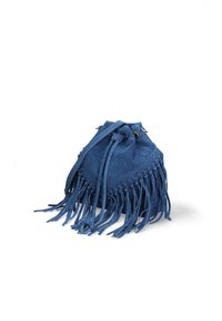 Borsa a secchiello in suede blu con lunghe frange alla base, chiusura con cordoncino nella parte superiore e superficie liscia.