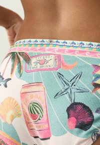 Daugiaspalvis maudymosi kostiumėlio audinys su tropiniais raštais, įskaitant palmės, jūros gyvūnus ir gėrimus, su glotnia tekstūra ir elastinga juosmeniu.