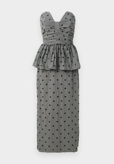 Γκρίζο strapless φόρεμα με πλισέ μπούστο και ζώνη peplum. Διακοσμημένο με μαύρες λουλουδάτες πούλιες και σχεδίαση εφαρμοστού φουστανιού.