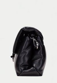 Černá kožená kabelka s měkkou, zmačkanou texturou. Disponuje stříbrným klipem a má zaoblený, pufovaný tvar s nařaseným vrškem.