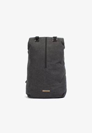 Zaino in tessuto grigio scuro con apertura superiore a zip, due fibbie superiori e un piccolo tag metallico del marchio in basso. Texture liscia, design semplice.