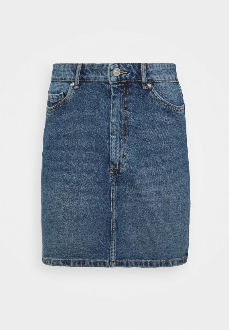 Džínová sukně ve středně modré, s rovnou siluetou, pěti kapsami a kovovým zapínáním na pásku. Čistý lem.