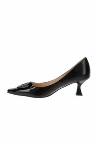 Zapato de charol negro con punta afilada, que presenta un acento decorativo en el empeine y un pequeño tacón geométrico.