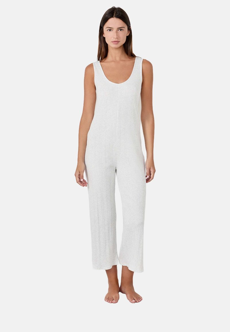 Jumpsuit a costine grigio chiaro con scollatura a barca, gambe ampie e texture morbida, caratterizzato da strisce verticali e una vestibilità rilassata.