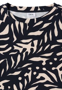 Marineblaue und beige Bluse mit abstraktem Blattmuster und rundem Ausschnitt, innen am Kragen mit "CECIL" gekennzeichnet.