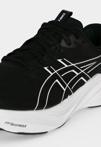Μαύρο αθλητικό παπούτσι ASICS με λευκές λωρίδες λογότυπου και λευκή σόλα FF BlastMAX, που δείχνει κορδόνια και μέρος της γλώσσας του παπουτσιού.