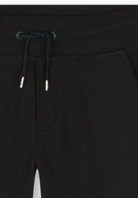 Zwarte joggerbroek met een geribbelde tailleband, voorzien van een trekkoorddetail en een gladde textuur. Geen zichtbaar logo of patronen.