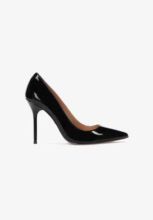 Zwarte gepatineerde leren hoge hakpomp met een spitse neus en een slanke silhouet. Beschikt over een stiletto-hak en een gladde binnenvoering.