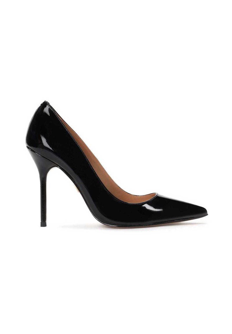 Musta patenttinen korkeakorkoinen pumppu, jossa on teräväkärkinen muotoilu ja sulava siluetti. Varustettu stiletto-korkealla ja sileällä sisävuorella.