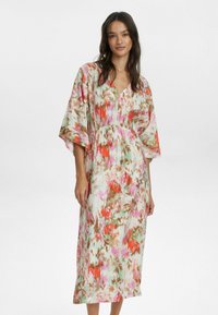 Rochie florală cu croială lejeră, decolteu în V și mânici până la cot. Materialul prezintă o gamă de nuanțe roz, verde și portocalie.