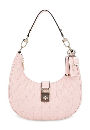 Lichtroze doorgestikte schoudertas met zilverkleurige sluiting, zwart afgezette riem en bevestigd roze GUESS merklabel.
