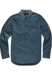 Camisa de botón en tono verde oscuro con cuello a rayas, mangas largas, un bolsillo en el pecho y dobladillo curvado. Tela suave y texturizada.