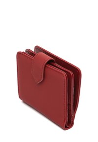 Portafoglio rosso con una superficie liscia e testurizzata, chiusura a cappottina e più scomparti per carte e contante. Forma rettangolare compatta.