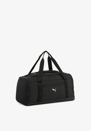 Czarna torba podróżna Puma z podwójnymi uchwytami, zamykanymi na zamek przegrodami oraz boczną kieszenią z siateczki, przedstawiona na białym tle.