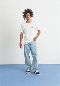 Dickies AITKIN CHEST TEE - Apdrukāts T-krekls - white
