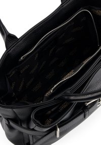 Sac à main en cuir noir avec une texture granuleuse, doté d'une fermeture éclair et d'une doublure en tissu imprimé du logo, révélant plusieurs compartiments intérieurs.