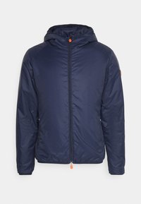 Giacca puffer blu navy con cappuccio, chiusura frontale a zip e zip arancione. Presenta un materiale leggero e liscio e tasche laterali.