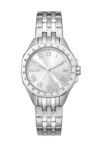 Montre DKNY argentée avec un boîtier rond, des marqueurs en chiffres romains, un cadran texturé et des accents ressemblant à des diamants entourant la lunette. Bracelets en métal reliés.
