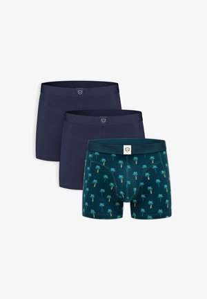 Drie herenboxershorts, twee effen marineblauw en één donker teal met een klein palmboompatroon en een merklabel op de tailleband.