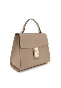 Beige Lederhandtasche mit strukturierter Form, goldenen Beschlägen und einem Verschluss. Verfügt über einen oberen Griff und feine Textur.