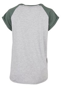 Grå kortermet skjorte med grønn raglan-design, myk tekstur, rund halslinning og sidesplitt for ekstra komfort.