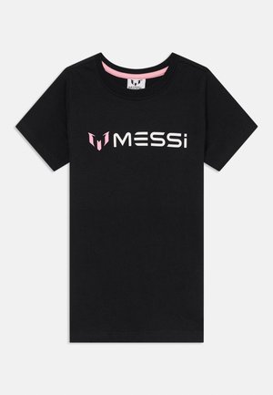 Zwart T-shirt met korte mouwen met roze en wit "MESSI"-logo en roze boordje bij de kraag, plat liggend op een witte achtergrond.
