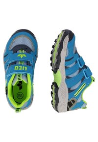 Scarpe da ginnastica blu e grigie con accenti verdi, dotate di due cinturini in velcro, suola testurizzata e pannelli in rete traspirante. Taglia 26.