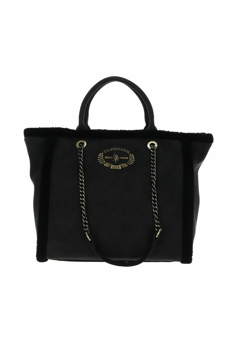 Sac cabas noir avec bordure en fausse fourrure, ferrures métalliques, doubles poignées supérieures et un badge logo proéminent sur le devant. Présente des accents en chaîne.