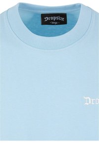 Tricou din bumbac de un albastru deschis, cu guler rotund, având text brodat alb "Dropsize" pe față și o croială standard.