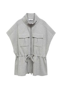 Veste grise zippée avec un col montant, des manches courtes, deux poches avant et une taille cintrée. Tissu doux et texturé.