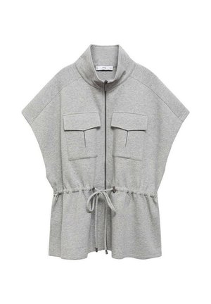 Chaqueta gris con cremallera, cuello alto, mangas cortas, dos bolsillos frontales y cintura ajustada. Tela suave y texturizada.