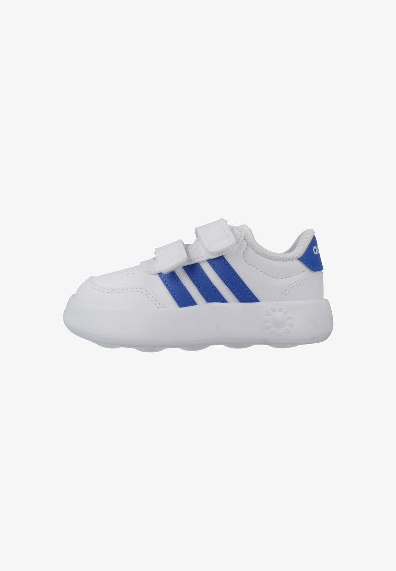 Baskets blanches pour tout-petit avec des rayures Adidas bleues, deux bandes velcro, semelle rembourrée et languette de talon bleue avec logo.